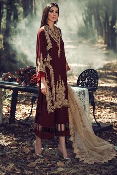 New Pakistani Dresses, Casual Bridal Dress, Embroidery Suits Punjabi, Pakistani Dresses Online, Pakistani Suit, Indian Designer Suits, Latest Dress Design, Simple Kurta Designs