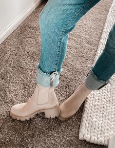 Lug Boots Outfit Fall, Chealse Boot Outfit Women, Beige Ankle Boots Outfit, Nude Boots Outfit, Lug Boots Outfit, Cream Boots Outfit, Platform Boots Brown, Tan Boots Outfit, Chunky Boots Outfit