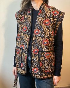 Quilted Vest Outfit, Mode Batik, Mode Country, Waistcoat Outfit, Corset Fashion Outfits, Wearable Art Clothing, Quilted Gilet, Quilt Dress, Merchant And Mills