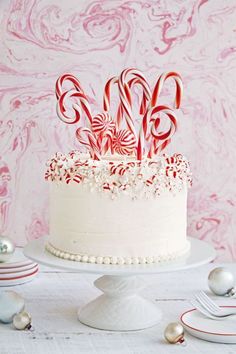 the cake is decorated with candy canes