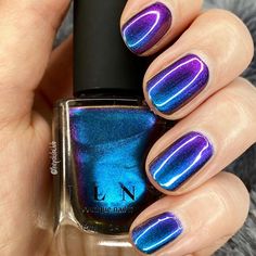 If birefringence isn’t the most gorgeous shift, idk what is. This is @ilnp birefringence and now I know why it’s one of the most popular. It shifts from teal and blue to purple and even to pink and orange in some lights! It’s so beautiful!! Blue Nail Polish, Glitter Nail Art, Pretty Acrylic Nails