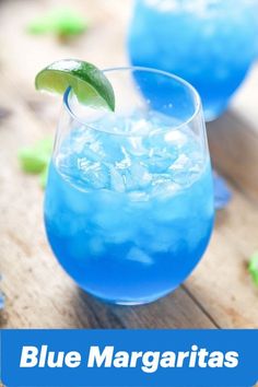 Blue Margaritas: These incredibly refreshing margaritas are SO easy!They only require 4 ingredients, and no blender/cocktail shaker! Blue Colored Drinks, Blue Margaritas, Blue Margarita Recipe, Blue Lagoon Cocktail, Blue Margarita, Blue Drink, Roofing Colors, Blue Cocktails