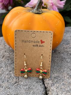 These festive crochet Christmas dangle earrings are the perfect addition to your holiday wardrobe or a thoughtful gift for someone special! Each pair is meticulously handcrafted using delicate microcrochet techniques, creating intricate and unique holiday-themed designs. Accented with 14k gold-plated hooks, these earrings offer a touch of elegance while maintaining a cozy, handmade charm. Lightweight and comfortable for everyday wear, these earrings are great for holiday parties or as a statement piece. Whether you're treating yourself or gifting a loved one, these earrings are sure to bring joy and sparkle to the season. Features: Handmade with love using microcrochet techniques Holiday-themed designs perfect for Christmas celebrations 14k gold-plated hooks for a luxurious touch Lightweig Present Bow, Crochet Unique, Jewelry Holiday, Unique Holiday Gifts, Crochet Christmas, Holiday Wardrobe, Handmade Charms, Christmas Earrings, Earrings Dangle