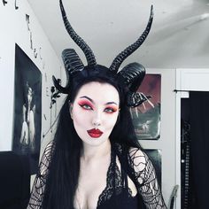 Creative College Halloween Costumes, Horns Headpiece, Extreme Make-up, College Halloween, Style Gothic, Vampire Academy, Goth Women