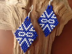 Earrings with the Métis Aboriginal symbol.  Beaded whit a high quality seed beads matte finish. Choice of ear wire. Each of my creations is inspired by nature . Thank you and happy ! Beaded Earrings Native American, Aboriginal Symbols, Flag Beads, Flag Earrings, Earrings Native American, Beaded Earrings Native, Beaded Earrings Diy, Indian Patterns, Native Beadwork