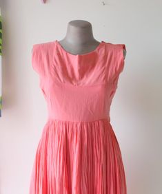 1950s-1960slovely condition and fabriczipper backsmall to mediumA DREAMrare 1960slove34"bust28"waist42"longsuper amazing dress!!!thank you so much and please feel free to ask me any ?s:) Pink 60s Dress, Pink 1950s Style Vintage Summer Dress, Pink Retro Cotton Vintage Dress, Pretty Pink Dress, 1960s Pink Dress, Pretty In Pink Dress, Vintage Pink Dress With Button Closure, Mad Men Dresses, Pink Sundress