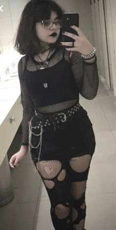 Plus Size Fishnet Outfit Baddie, Gothic Crochet Clothes, Mommy Astethic, Emo Alt Outfits, Goth Outfits Masc, Soft Gothic Outfits, Goth Skirt Outfit, Latina Goth, Come Kiss Me