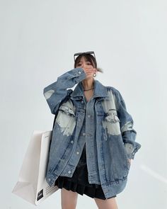 A denim jacket with a layered design.

A light and easy-to-wear outerwear that is suitable for the change of seasons.

We recommend not only mannish outfits, but also sweet and spicy outfits paired with feminine items.
◾️Model
Height/Weight：158cm(62.2in)/40kg(88.1lb)
Fitting Size：L




Size (cm)
Length
Chest
Shoulder
Sleeve Length


M
69
118
60
60


L
71
122
62
61


XL
73
126
64
62


2XL
75
130
66
63 Light Blue Casual Cotton Denim Jacket, Light Blue Cotton Denim Jacket, Casual Light Blue Cotton Denim Jacket, Casual Oversized Denim Vest For Spring, Oversized Blue Denim Vest Trendy Style, Oversized Blue Denim Vest Trendy, Trendy Oversized Blue Denim Vest, Washed Blue Denim Long Sleeve Outerwear, Trendy Light Blue Denim Jacket For Spring