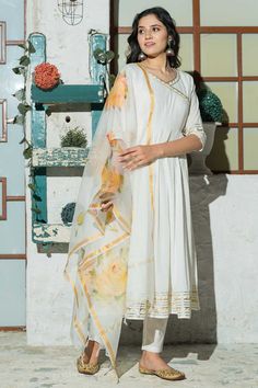 White flared Cotton Kurta set with hand Painted Doria Dupatta Fabric -Cotton Work-Handloom,wash care-Dryclean, Color-White,Sleeve-3/4, Neck type-V-Neck, Occasion-Festive Product Features: Color: White Fabric: Cotton Work: Gota Work Neckline: V Neck Dupatta: With Dupatta Package Content: Kurta, Bottom and Dupatta Occasion: Festival Disclaimer: There will be slight difference in digital to actual image Wedding Salwar Suits, Cotton Kurta Set, Readymade Salwar Kameez, Gota Work, White Flares, Pakistani Salwar Kameez, Anarkali Kurta, Party Fits, Online Shopping India