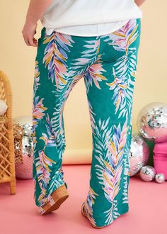 MAKE A STATEMENT IN THESE VACAY ESSENTIALS! Viridian Green w/ Leaf Print High-Rise | Flared Leg | Elastic Waistband Wrinkle Free Material | Has Pockets 96% Polyester 4% Spandex Measurements without the stretched out. S: 26” Waist | 12.5" Rise | 32" Inseam M: 28” Waist | 12.5" Rise | 32" Inseam L: 30” Waist | 13" Rise | 32" Inseam 1XL: 34” Waist | 13.5" Rise | 32" Inseam 2XL: 36” Waist | 13.5" Rise | 32" Inseam 3XL: 38” Waist | 14" Rise | 32" Inseam Model: Holly is wearing the small; Lacey is wea Vacay Essentials, Viridian Green, Leaf Print, Tahiti, Wrinkle Free, Leaf Prints, Flare Pants, New Product, Final Sale