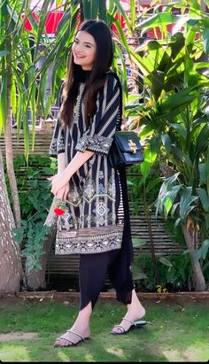 Muzna Masood Malik, Pak Suits, Casual College Outfits Indian, Decent Dresses, Pakistani Casual Wear, Simple Suits, Salwar Suit Neck Designs, Designer Summer Dresses, Fancy Sarees Party Wear