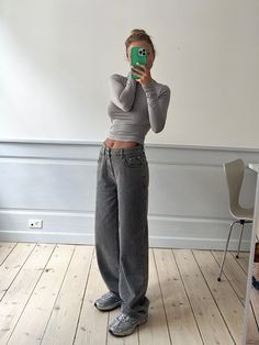 Vaskede grå jeans i det fedeste løse fit. Bukserne er mid-low waisted. Bukserne er almindelige til lidt små i størrelsen hvis man øsnker det løse fit. Modellen bruger str. S og bruger normalt XS i vores andre bukser som skal sidde til (Vera Wide fx.) Modellen er 168cm ca. Grey Jeans Outfit, Low Waisted Jeans, Fitting Jeans, Skandinavian Fashion, Loose Fit Jeans, Outfit Jeans, Grey Outfit, Stockholm Fashion, Mode Inspo