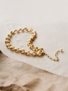 Get this vintage earrings in Simple Retro. 2022 Pre-Spring simple retro style. Gold Drop Vintage Necklace, Vintage Gold Necklaces With Pearl Chain, Retro Gold Chain Necklace, Vintage Gold Pearl Drop Necklace, Retro Gold Metal Chain Necklace, Double Layer Necklace, Simple Retro, Original Jewelry, Play Dress