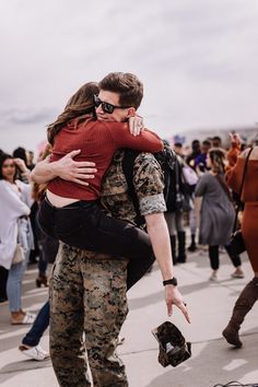 Army Couples, Homecoming Photo Ideas, Military Couple Pictures, Military Couple Photography, Army Boyfriend, Marine Core, Military Boyfriend, Military Relationships, Military Couple