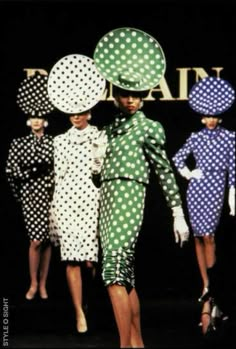 I love this. Balmain, 1987 @Pam Pilcher Christophe Decarnin, Polka Dot Dresses, Dots Fashion, Dot Dot, Retro Mode, 1980s Fashion, Pierre Balmain, 1960s Fashion, Moda Vintage