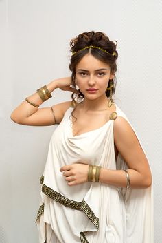 Ancient Tunic, Greek Goddess Hairstyles, Ancient Greek Clothing, Greece Women, Greek Hair, Toga Costume, Greek Dress, Toga Party, Greek Beauty