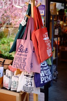 Vendor Booth Display Ideas For Bags, Bag Store Design, Tote Bag Display Craft Fair, Tote Bag Display, Diy Fabric Purses, Print Shop Design, Craft Fair Table, Craft Market Display, Vendor Displays