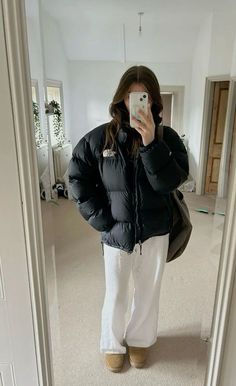 Aesthetic North Face Jacket, North Face Outfit Aesthetic, Ugg And North Face, How To Style North Face Puffer Jacket, Winter Outfits Puffy Jacket, Fits With Puffer Jackets, Uggs Outfit Aesthetic Winter, Outfits With Puffy Jacket, Cute Puffy Jacket