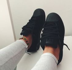 Find More at => http://feedproxy.google.com/~r/amazingoutfits/~3/LVSgp02AiKA/AmazingOutfits.page Mom Shoes, Mode Tips, Stylish Mom, Yeezy Shoes, Valentino Shoes, Trendy Sneakers, Sneakers Outfit