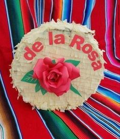 a close up of a paper plate with a flower on it and the words de la rose written in spanish