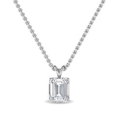 Este colgante de diamante solitario con esmeralda presenta un hermoso diamante sostenido en una canasta. Esta pieza es perfecta para cualquier ocasión para dar un aspecto impresionante. Luxury Emerald Cut Diamond Necklace For Formal Occasions, Luxury Emerald Cut Diamond Necklace For Formal Events, Elegant Baguette Cut Emerald Necklace For Formal Events, Elegant Baguette Cut Emerald Necklace For Formal Occasions, Elegant Formal Baguette-cut Emerald Necklace, Luxury Emerald Cut Emerald Necklace For Anniversary, Elegant White Gold Emerald Necklace With Brilliant Cut, Elegant Brilliant Cut Emerald Necklace For Anniversary, Elegant Emerald Cut Emerald Necklace For Formal Occasions