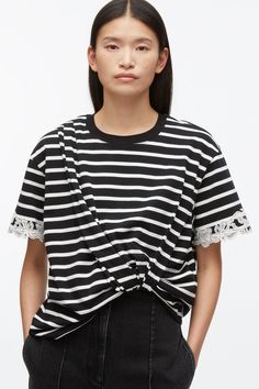 Camiseta drapeada com bordado de renda – 3.1 Phillip Lim Short Sleeve Cotton T-shirt With Lace Trim, Cotton T-shirt With Lace Trim, Cotton T-shirt With Lace Trim And Short Sleeves, Cotton T-shirt With Lace Trim, Short Sleeve, Spring Cotton T-shirt With Lace Trim, Chic Striped Cotton T-shirt, Spring Short Sleeve Top With Striped Hem, Chic Short Sleeve Tops With Striped Sleeves, Chic Striped Short Sleeve T-shirt