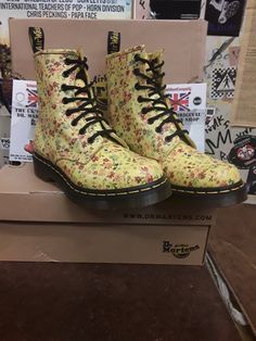 This is a very nice and unusual floral pattern boot by Dr MARTENS.  The boot is made with a good quality leather that has a cute floral print on it.  The yellow colour is quite striking and they are very cool for those spring/summer months. They of course have trademark cushioned sole unit and yellow stitch.  We have sizes 4/37,5/38,7/41 and 9/43 available Fall Floral Print Boots With Round Toe, Winter Floral Print Boots, Leather Boots With Floral Print And Round Toe, Casual Winter Boots With Floral Print, Retro Lace-up Spring Boots, Spring Leather Boots With Floral Print, Retro Lace-up Boots For Spring, Leather Boots With Floral Print For Spring, Yellow Lace-up Casual Boots