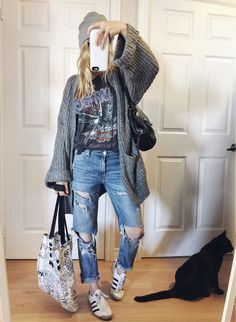 Band Tee Outfits, Boyfriend Jeans Outfit, Beanie Outfit, Look Grunge, Oversized Knit Cardigan, Casual Chique, Outfits 2017, Outfit Jeans, Outfit Trends