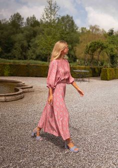 Step into wonderland with this pink patterned mid-length skirt! Featuring a lively paisley pattern and elastic backing, it's the perfect blend of comfort and glamour. Though unlined, the skirt is not sheer. Our model is also wearing the Karlou blouse One size (fits from US 2-4-6-8) Length 34.25 in - Width 12.99 in 100% viscose Washing: handwash only Chic Paisley Print Bottoms For Spring, Chic Pink Dress With Relaxed Fit, Chic Pink Dress With Relaxed Skirt, Pink Long Dress For Day Out, Casual Pink Dress With Lined Skirt, Flowy Pink Skirt With Elastic Waistband, Pink Maxi Skirt With Elastic Waistband For Day Out, Pink Relaxed Fit Dress For Spring, Pink Flowy Dress With Lined Skirt