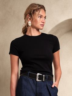 Refined Shrunken T-Shirt | Banana Republic Black Tee Outfit, Black Tshirt Outfit, Best Travel Outfits For Women, All Black Fashion, Luxurious Fabric, Latest T Shirt, T Shirt And Jeans, Tshirt Outfits, Chic Woman