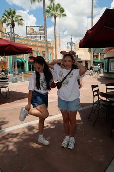 15 Disneyland Outfit Ideas for Moms: Stylish and Comfortable Tips Disney Tshirt Outfit, New Balance Outfit Aesthetic, Disneyland Outfit Ideas Summer, Disney Outfit Inspo Summer, Disney Fits Summer, Mickey Ears Outfit, Shoes To Wear To Disney, Disney Fits Aesthetic, Disney Outfit Aesthetic