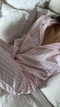 Pijama Satin, Pajamas Aesthetic, Pijamas Women, Cute Pjs, Pastel Outfit, Lounge Outfit, Devil Wears Prada, Cute Pajamas