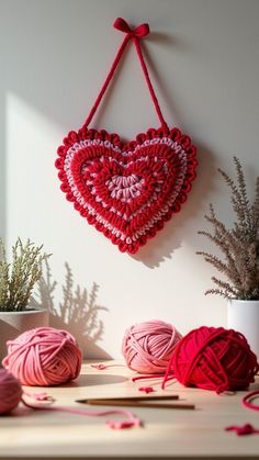 Crochet Heart Hanging Crochet Heart Ideas, Valentine Crochet Ideas, Crochet Heart Patterns, Red Heart Crochet Patterns, Valentine Crochet, Crochet Valentines, Hippie Crafts, Heart Ideas, Crochet Hearts