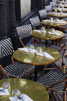 tables and chairs are lined up on the sidewalk