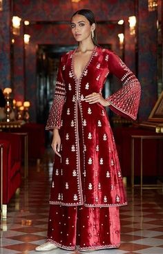 Indian Winter Wedding Outfit, Winter Wedding Dress Indian, Winter Indian Wedding Outfits, Winter Indian Outfits, Mode Edgy, Indian Dresses Online, Traditional Indian Clothing