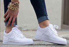 Shoes To Wear With Sweatpants, Nike Free Runners, Mode Tips, Street Style Shoes, Nike Air Jordans, Nike Free Shoes, Nike Shoes Outlet, Bread Basket, White Nike