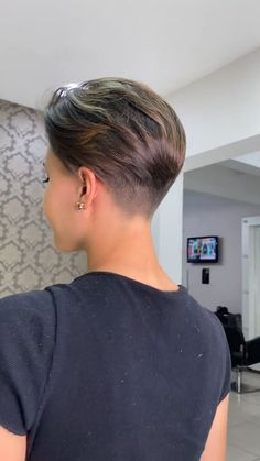 Long Fade Haircut For Women, Choppy Undercut Pixie, Pixie Sidecut, Shaved Pixie Haircut, Female Fade Haircut, Short Undercut Hairstyles, Hair Cut Ideas, Pixie Undercut