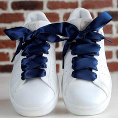 These Navy Blue satin ribbon laces will delicately finish your look 💞 The length is ideal for city sneakers such as Stan Smith, Gazelle, Golden Goose, Air Force 1, Veja, Victoria, low Converse... Length: 120cm Width: 2cm Material: Polyester Care instructions: machine washable at 30 degrees or by hand Packaging: sold in pairs and wrapped around recycled cardboard packaging Little extra: Laces sold already ironed (it's still prettier) How will I receive my laces? We package each pair of laces in Blue Satin Shoes, Custom Shoelaces, Navy Blue Wedding Shoes, Tenis Converse, Copper Lace, Converse Wedding Shoes, City Sneakers, Blue Quince, Ribbon Laces