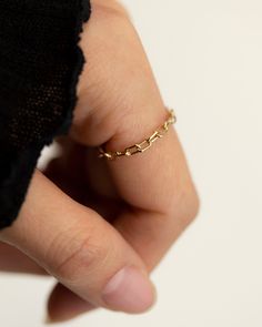 Paperclip Chain Ring - It's a simple and classic everyday jewelry that adds a beautiful sparkle to your finger :)   Perfect as a stacking ring or by itself. 14k gold filled.  ■ SHIPPING UPGRADES You can find shipping upgrades options in the drop bar menu when you check out.  * Within the U.S Regular First-class : 2-6 business days Priority : 2-3days Express : 1-2 days * International International Priority : 6-10 Business days Rush International Express : 3-6 business days * Our current processi Rings Stacking, Chain Rings, Dot Ring, Lace Ring, Diamond Heart Ring, Womens Rings Fashion, Diamond Stacking Rings, Zierlicher Ring, Dainty Chain