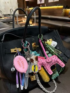 Birkin Bags Aesthetic, Birkin Bag With Charms, Birkin Bag Accessories, Handle Bag Design, Fun Bags Fashion, Birkinfying Bag, Jane Birkin Style Bag Charm, Hermes Bag Charms, Jane Birkin Bag Charms Aesthetic