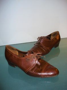 These shoes  are in wonderful condition. They are free of any remarkable issues. Very clean inside and out. superior quality shoes! Measures Insole 10" Width bottom sole 3.25" Please measure carefully and feel free to ask more questions as there are  no refunds or exchanges. Lot 10 r=2 Jelly Bag, Oxford Flats, Italian Shoes, Black Crossbody, Tie Shoes, Vintage Italian, Womens Oxfords, Ballerinas, Dress Shoes Men