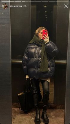 Puffer Jacket Outfit Classy, Coat 2024 Trend, Black Puffer Jacket Outfit Baddie, Down Coat Outfit, Shiny Puffer Jacket Outfit, Oversized Puffer Jacket Outfit, Black Puffer Coat Outfit, Puffer Jacket Outfit Winter Style, Winter Outfits Sporty