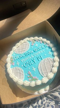 a cake in a box with the words dancing queen on it