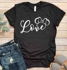 Minnie Tshirt, Love Disney, Disney Trip Shirts, Minnie Shirt, T Shirt World, Tshirt Women, Disney T, Vinyl Shirts, Disney Tshirts