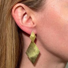 Placcati in Oro18k Senza Nichel Leggeri ed anallergici Rifniti a mano Orecchini pendenti per lobi forati Misure medie: 5 cm x 1 cm Italy Gift, Geometrical Design, Statement Earrings, Favorite Jewelry, Jewelry Earrings Dangle, Gift For Her, Dangle Drop Earrings, Hand Made, 18k Gold