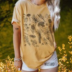 *Images are an accurate depiction of what you'll receive upon purchase. 🌿Introducing our Comfort Colors T-shirt, a delightful fusion of style and botanical passion. This shirt is a gardening gift and a visual feast for herb enthusiasts and cooks alike. Immerse yourself in the vibrant world of herbs with a captivating collage that showcases a variety of aromatic plants, each accompanied by its botanical name. This unique design not only celebrates the beauty of nature but also caters to the herb Herb Identification, Cottagecore Tshirt, Chef Shirt, Floral Minimalist, Chef Shirts, Shirts Aesthetic, Minimalist Shirts, Botanical Shirt, Ladies Shirts