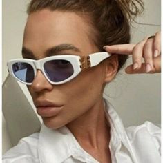 Balenciaga Bb0095s 004 Sunglasses White Gold Logo Light Blue Cat Eye Unisex Brand - Balenciaga Model - Bb0095s Year - 2020 Color Code - 004 Frame Colour - White Gold Logo Frame Shape - Cat Eye / Oval Frame Style - Full Rim Frame Material - Acetate Lens Material - Nylon Lens Color - Light Blue Lens Protection - Category 3 Size - 53/19/135 100% Uv Protection Gender - Unisex Authentic! Full Retail Package With All Accessories. Made In Italy Elegant White Shield Sunglasses With Uv Protection, Elegant White Shield Sunglasses With Tinted Lenses, White Cat Eye Shield Sunglasses With Gradient Lenses, White Cat Eye Shield Sunglasses With Uv Protection, Elegant White Shield Sunglasses With Polarized Lenses, Elegant White Cat Eye Sunglasses With Uva Protection, Chic White Shield Sunglasses With Uv Protection, Chic White Polarized Shield Sunglasses, Chic Optic White Cat Eye Sunglasses With Mirrored Lenses