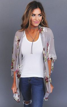 Chiffon Cardigan, Kimono Floral, 2017 Fashion Trends, Marmaris, Business Outfit, Floral Fashion, Floral Kimono, Mode Inspo, Kimono Cardigan