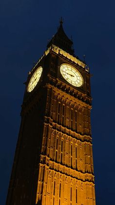 the big ben clock tower lit up at night