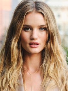 Balayage: hand-painted highlights are diffused on the ends to accent the shape of the haircut and add dimension. Blonde Ends, Huntington Whiteley, Rosie Huntington Whiteley, Messy Hair, Blonde Ombre